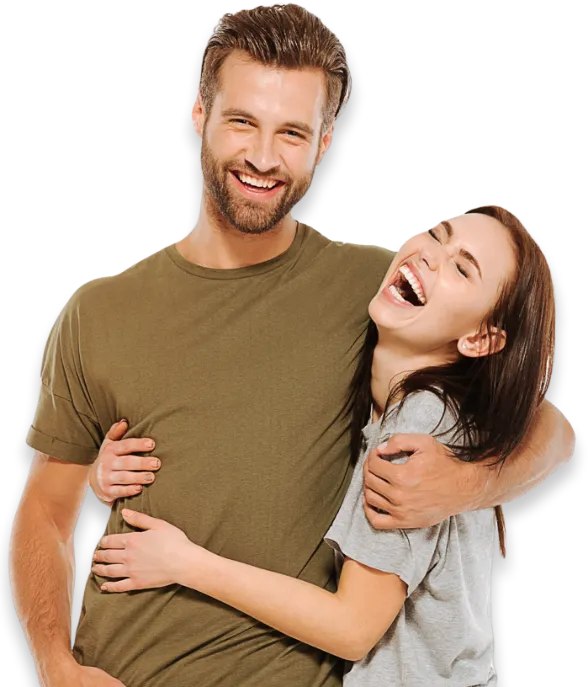 Casal sorrindo e se abraçando